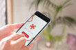 © Keyglad - スマホに届いたソーシャルギフト（eギフト）を受け取る女性の手元。画像はオリジナルイメージ