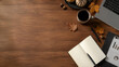 © Paul - Flatlay mit Laptop, Kaffee, Notizbuch und Herbstdekoration auf dunklem Holztisch. Perfekt für Homeoffice, Business, Produktivität und saisonale Hintergründe mit viel Freiraum für Text.