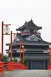 © 拓也 山並 - 赤い灯籠が並ぶ清州城の美しい風景 / Scenic view of Kiyosu Castle with a row of red lantern posts