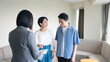 © metamorworks - 住宅、内見、内覧、不動産、引越し、ホテル、見積もり、相談、営業、部屋、業者、会社、説明、夫婦、カップル、新居、マイホーム、ハウスメーカー、モデルルーム、モデルハウス、会話、女性、男性、日本人、打ち合わせ、内装、契約、ホテリエ、案内、購入、マンション、住まい、暮らし、賃貸、宿泊、ルームサービス、仕事、ビジネス、提案、仲介、笑顔、家族、ミドルエイジ、選択、部屋探し、物件、リビングルーム、売却、人物