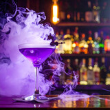 Koktail ungu dengan latar belakang asap dan bar