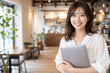 © maaagram - カフェでPCを持つ笑顔の日本人女性 Generative AI