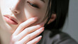 © Designer's Stockroom - 上品なピンクネイルと艶肌の美しい女性、ビューティーポートレート