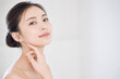 © maaagram - フェイスラインを触る美しい女性 Generative AI