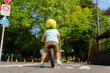 © folyphoto - キックバイクにまたがる2歳の男の子