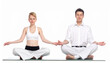 © SenenBungah - Casal praticando ioga e meditando com fundo transparente.