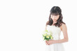 © maroke - ブーケを持ち指差す花嫁の女性