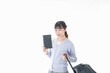 © maroke - ガイドブックを持ち一人旅をする若い女性