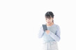 © maroke - 笑顔でスマートフォンを使う若い主婦