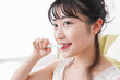 © maroke - 歯磨きをする若い女性