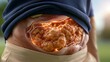 © Nick Freund - Eine medizinische Illustration zeigt einen transparenten Bauch mit sichtbaren entzündeten Eingeweiden und Darmbereich.