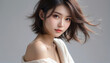 © anmitsu - A portrait of a beautiful young woman looking back. Beautiful natural face, beauty image. 振り返る美しい若い女性のポートレート。美しい素顔、美容イメージ。