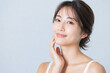 © maaagram - 頬に手を当てる笑顔の若い日本人女性 Generative AI