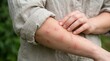 © Olga Ко - KI-generiertes Bild. Nahaufnahme einer Frau, die juckende Mückenstiche an ihrem Arm kratzt. Hautallergie, Insektenstich und Gesundheit Konzept