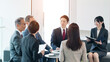 © metamorworks - 会議、ミーティング、ビジネス、人材、経営、戦略、マーケティング、コミュニケーション、チームワーク、チームビルディング、グループ、協力、団結、エンゲージメント、ビジネスマン、オフィス、職場、企業、会社員、サラリーマン、ビジネスパーソン、男性、女性、日本人、指導、打ち合わせ、ディスカッション、ブレインストーミング、ブレスト、ブリーフィング、リーダーシップ、コーチング、コンサルタント、コンサルティング、
