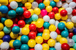 © Manuela - Fondo de pelotas plásticas multicolores en piscina infantil recreativa