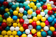 © Manuela - Piscina de pelotas multicolores como fondo infantil divertido y recreativo
