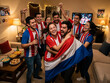 © Gustavo Alves - Grupo de hinchas paraguayos felices celebrando fútbol