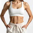 © theshooter - Torso atlético de mujer deportista joven con ropa deportiva blanca sobre fondo blanco, imagen para fitness, bienestar, entrenamiento, moda deportiva y estilo de vida activo femenino