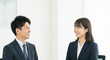 © 健 板澤 - 語り合う若い男性社員と女性社員