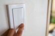 © umaruchan4678 - 壁に取り付けた白い電気スイッチプレート。