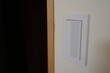 © umaruchan4678 - 壁に取り付けた白い電気スイッチプレート。