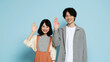 © SHIGERU-WORKS - 手を振る若い男女のカップル