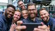 © Olga Ко - Selfie en primer plano de un equipo diverso y feliz de mecánicos de autos en un taller, concepto de teambuilding y recursos humanos, generado por IA