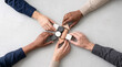© InoStudiox - Équipe Assemblant Une Structure Collaborative En Bois