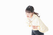 © maroke - 腹痛に苦しむ若い女性