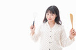 © maroke - エプロンを着てごはんを作る若い女性