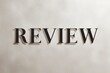 © rokaa - ベージュの壁の前にあるREVIEWのアルファベット文字