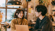 © SHIGERU-WORKS - カフェでPCを前に話す男女