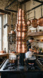 © Maxime - Grande pile verticale de casseroles en cuivre suspendues dans la cuisine d'un restaurant gastronomique