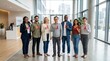 © Alt - Grupo diverso de adultos unidos em círculo segurando pequenas fitas vermelhas para representar cooperação e solidariedade em campanha institucional