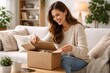 © Leonardo - Mujer abriendo un paquete entregado mientras sonríe, interior acogedor del hogar, concepto de satisfacción en las compras en línea