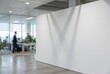 © DENIS - Mockup de parede branca vazia em escritório corporativo moderno com paredes de vidro e fundo desfocado de pessoas trabalhando