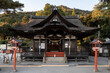 © Buppy - 拝殿正面全景 七五三の掲示と灯籠のある神社 茅葺き屋根
