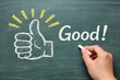 © Jumpei - 黒板に書かれた高評価を意味するいいねサインとGoodの文字で肯定
