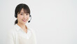 © 健 板澤 - コールセンターの若くて美しい女性オペレーターのポートレート