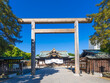 © yu_photo - 靖国神社の中門鳥居と拝殿