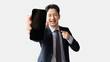 © Trickster* - スマートフォンの画面を見せる笑顔の男性・ビジネスマン, Smiling Businessman Showing a Smartphone Screen