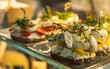 © Maxi Perez - Pinchos gourmet de queso mozzarella y pesto sobre rebanadas de pan