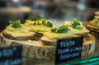 © Maxi Perez - Tostas gourmet de queso parmigiano reggiano en un soporte de madera