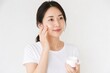 © AiPhoto - 美容ポートレートの女性がクリーム容器を持つ