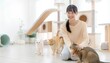 © 誠 小野 - 猫カフェでリラックスする若い女性と可愛い猫
