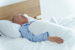 © taka - ベッドで眠る高齢者の男性