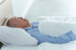 © taka - ベッドで眠る高齢者の男性