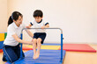 © saaaaak - 体操教室,体操,子供体操,幼児教育,運動教室,キッズスポーツ,習い事,運動能力,運動神経,基礎体力,体幹トレーニング,バランス感覚,身体能力,発育,成長,幼児,園児,小学生,日本人の子供,男の子,女の子,先生,インストラクター,コーチ,指導,レッスン,鉄棒,跳び箱,マット運動,前転,後転,柔軟運動,準備体操,ジャンプ,運動遊び,体育館,体操クラブ,スポーツ教育,成功体験,自己肯定感,チャレンジ,笑