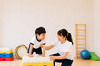 © saaaaak - 体操教室,体操,子供体操,幼児教育,運動教室,キッズスポーツ,習い事,運動能力,運動神経,基礎体力,体幹トレーニング,バランス感覚,身体能力,発育,成長,幼児,園児,小学生,日本人の子供,男の子,女の子,先生,インストラクター,コーチ,指導,レッスン,鉄棒,跳び箱,マット運動,前転,後転,柔軟運動,準備体操,ジャンプ,運動遊び,体育館,体操クラブ,スポーツ教育,成功体験,自己肯定感,チャレンジ,笑